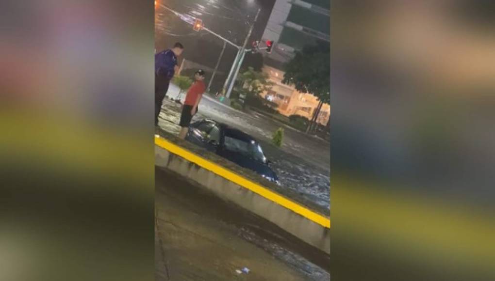 Lluvias inundan calles y avenidas del valle de Sula; alerta en El Progreso