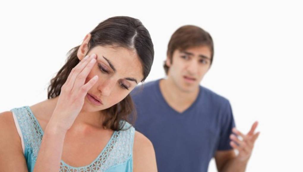 Joven con problema de adicción la corteja