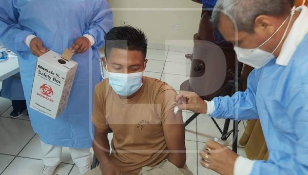Bomberos y empleados de salud en San Pedro Sula se inmunizan contra el covid-19