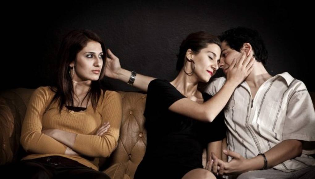 Por ocho meses sale con dos chicas