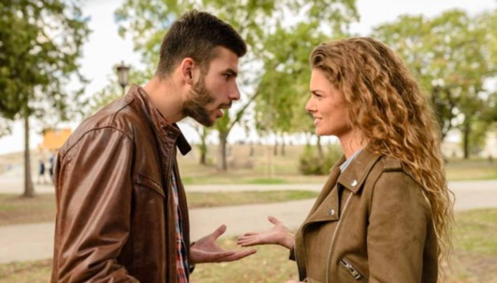 Razones por la qué mi pareja nunca me presenta a sus amigos