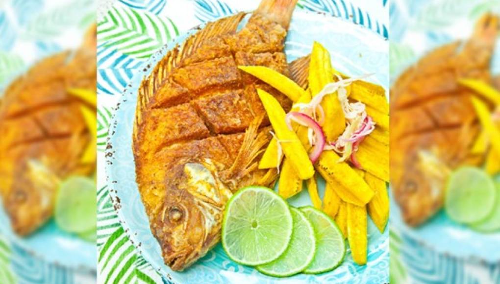 Pescado frito con plátano fries