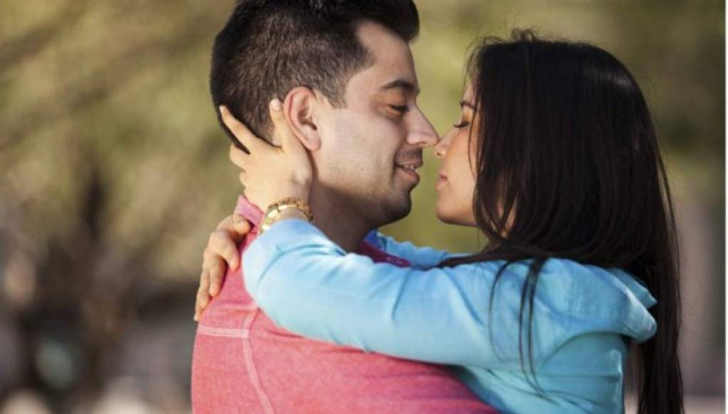 Los graves errores que cometen los hombres al besar y que irritan a sus parejas