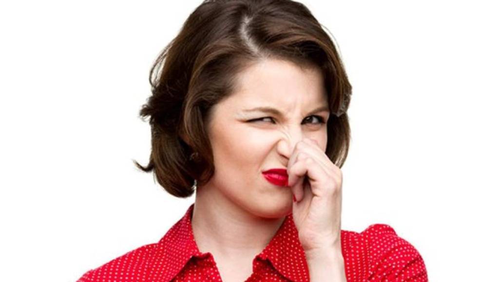  No soporta a compañera con mal aliento  