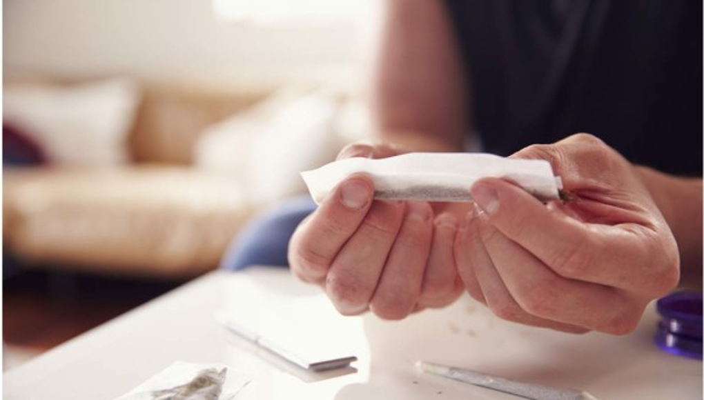 Le gusta consumir marihuana a escondidas