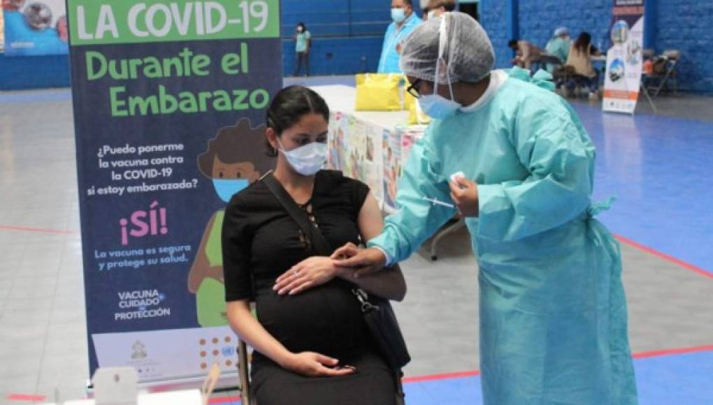 Salud insiste a embarazadas a vacunarse contra la covid-19