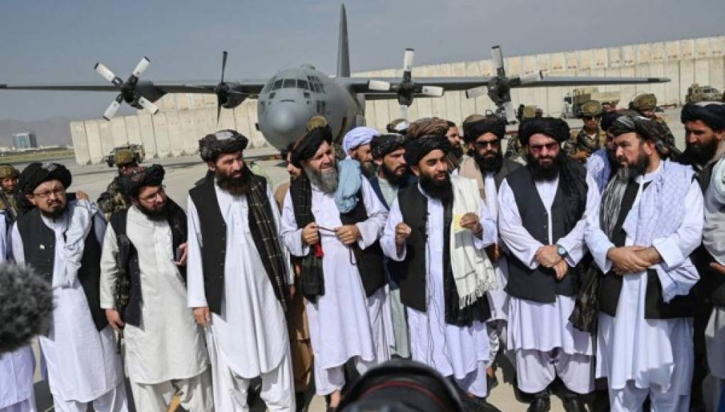 Talibanes celebran su victoria tras la salida de EEUU de Afganistán