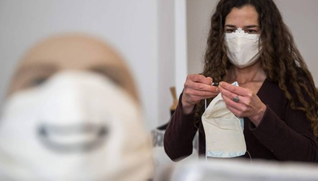 Coser mascarillas, ocupación viral en Europa