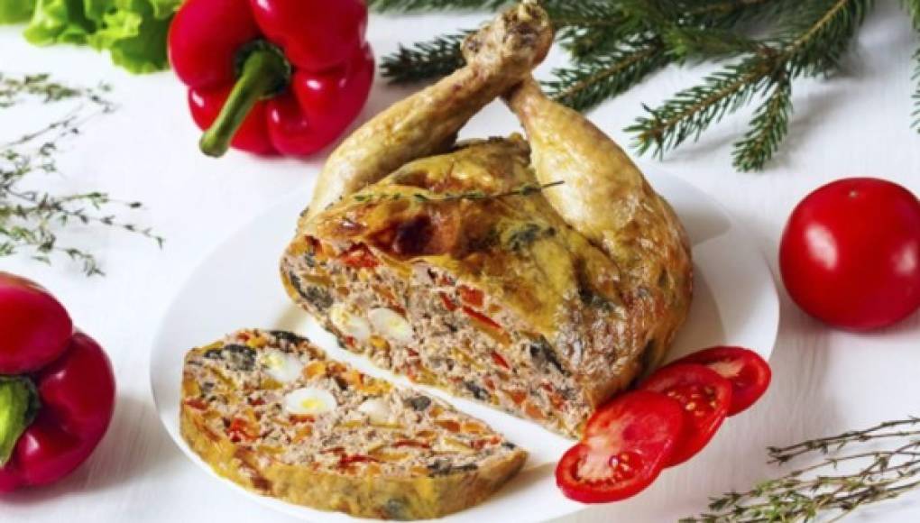 Pollo relleno de verduras para cenar en Navidad