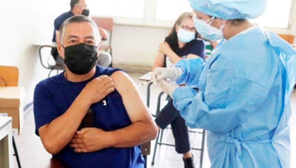 Prevén vacunar 39,000 docentes al cierre de agosto en Honduras