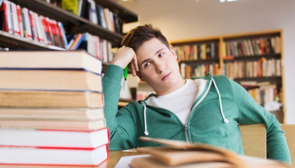 Le da pena hablarle a la chica que le gusta