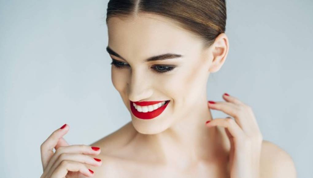 Maquillaje de cejas y labios desprendible