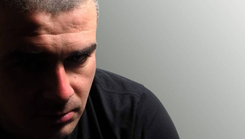 Le atrae otro hombre, pero no es gay