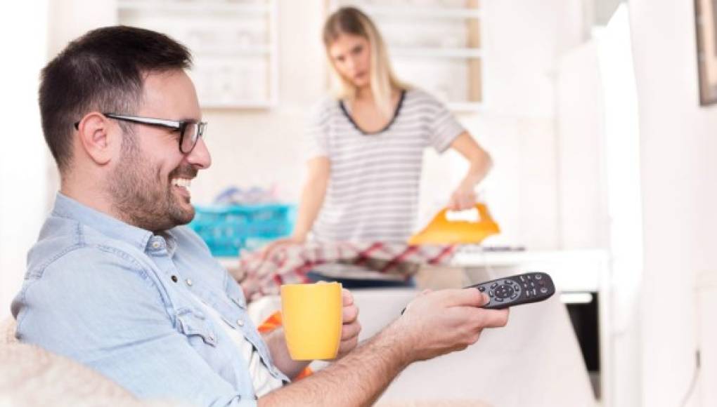 Las mujeres trabajan más cuando viven con un hombre