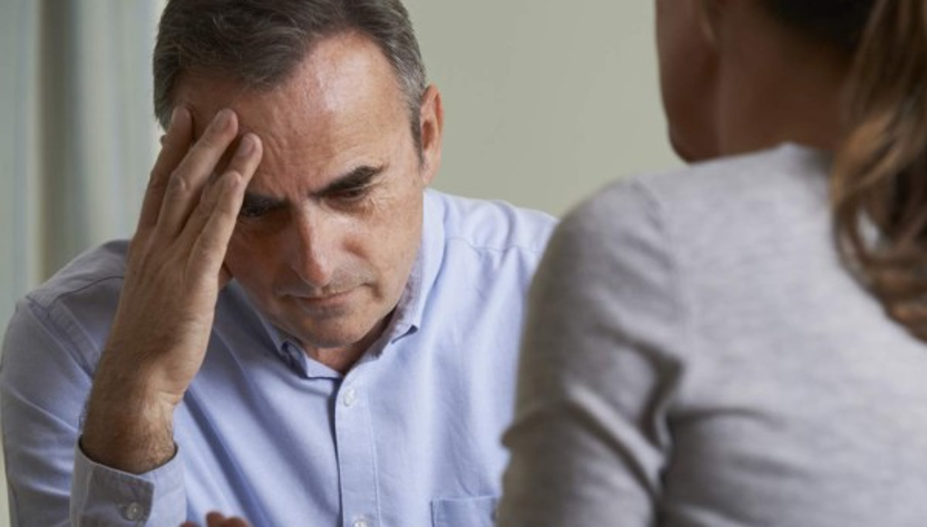 Padre sufre de celos por su hija