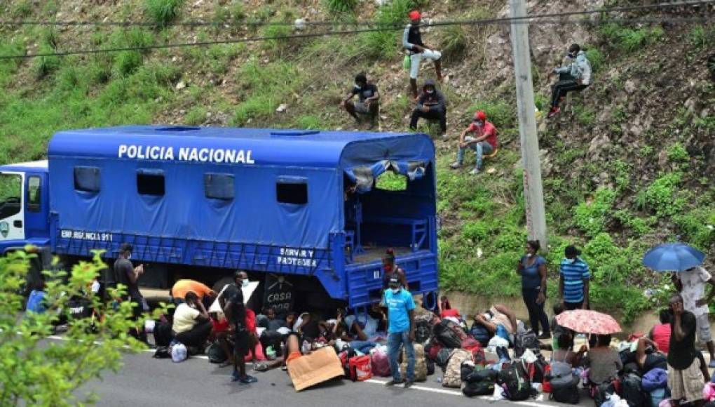 Honduras detiene a 23 inmigrantes que iban a EEUU y 2 traficantes de personas