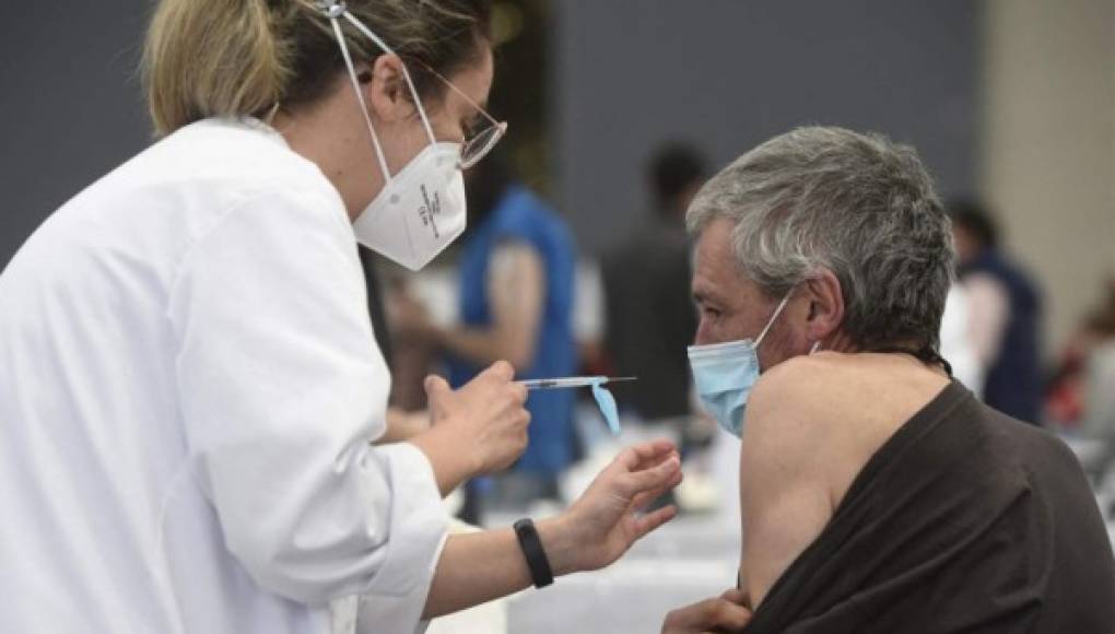 Investigan en España la muerte de paciente vacunada con AstraZeneca