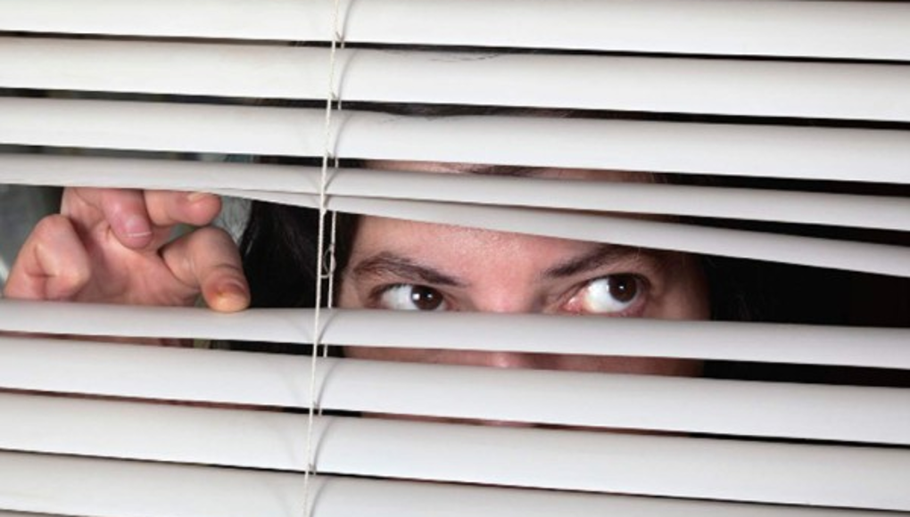 Sobrina metiche enojada con sus tíos