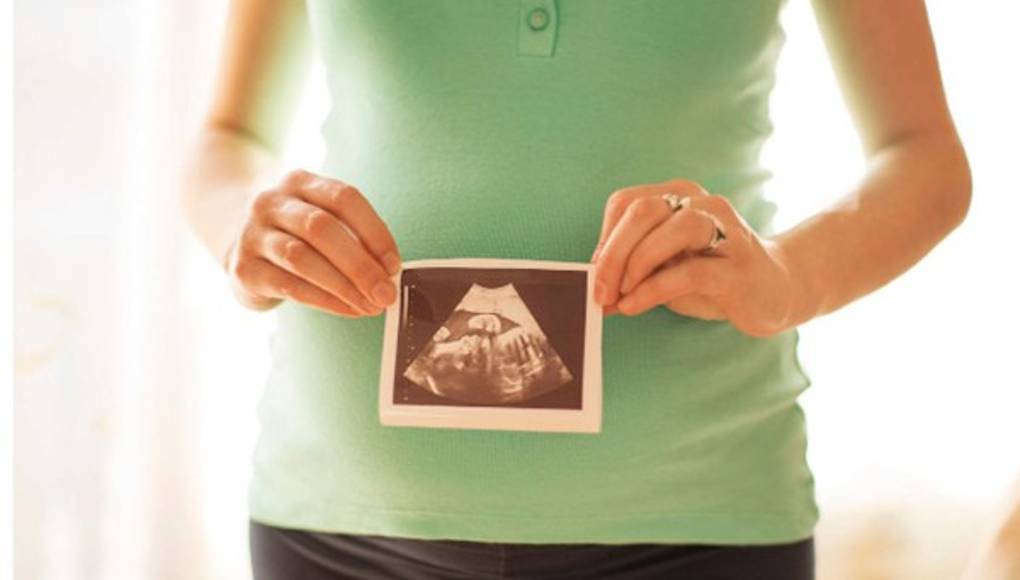 Embaraza a mamá de su amigo