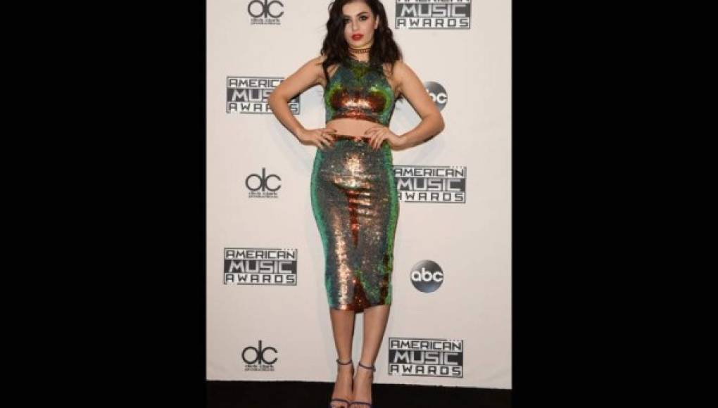 ¿Quién fue la mejor y peor vestida de los American Music Awards?