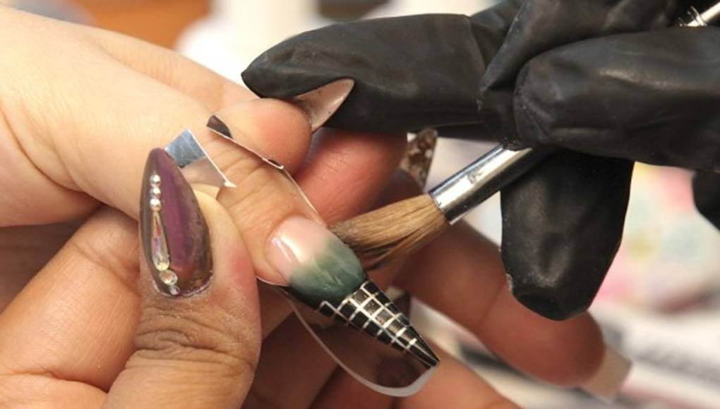 Cómo reconstruir una uña rota con acrílico