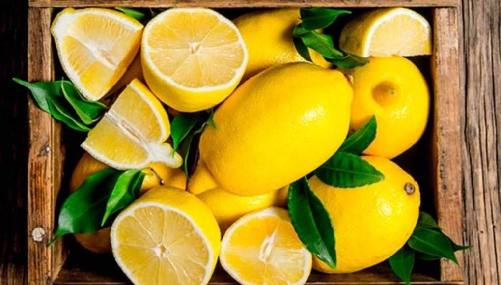 Limones y otras frutas cítricas, ricas en vitamina C y antioxidantes