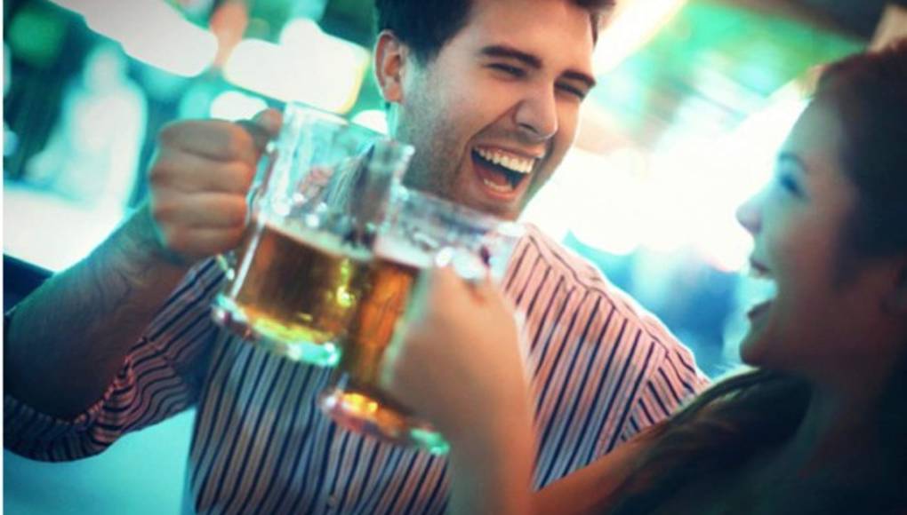 Se enamoró de su compañero de parranda