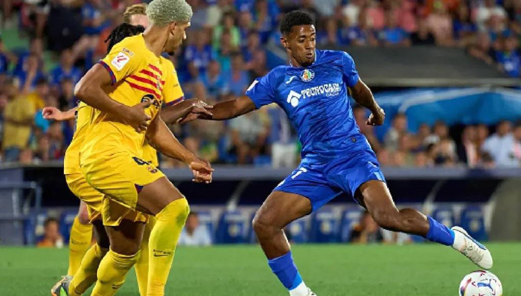 Solamente disputa seis partidos en primera división, sin goles. Pero en la Copa del Rey disputó un juego con un gol.