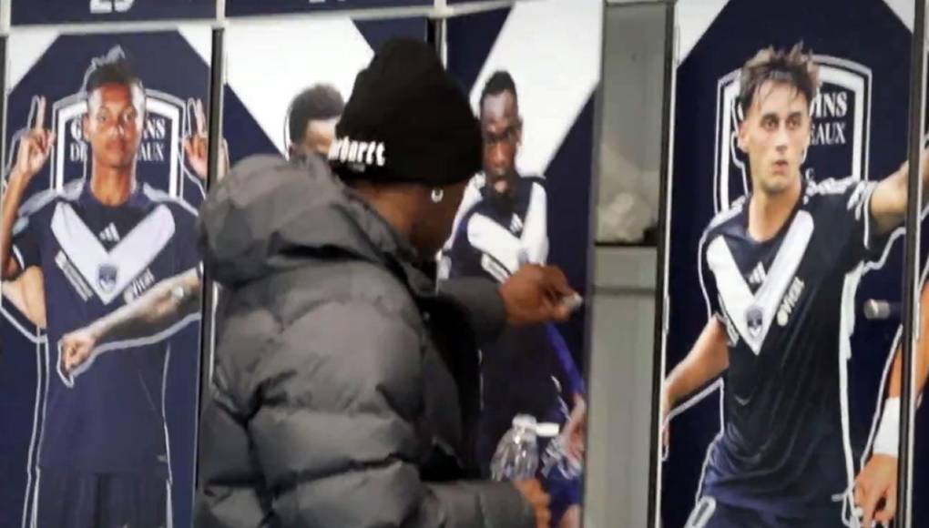 Alberth Elis visitó el vestidor que utiliza en su equipo, donde espera volver lo más pronto posible. Emotivas imágenes del hondureño.