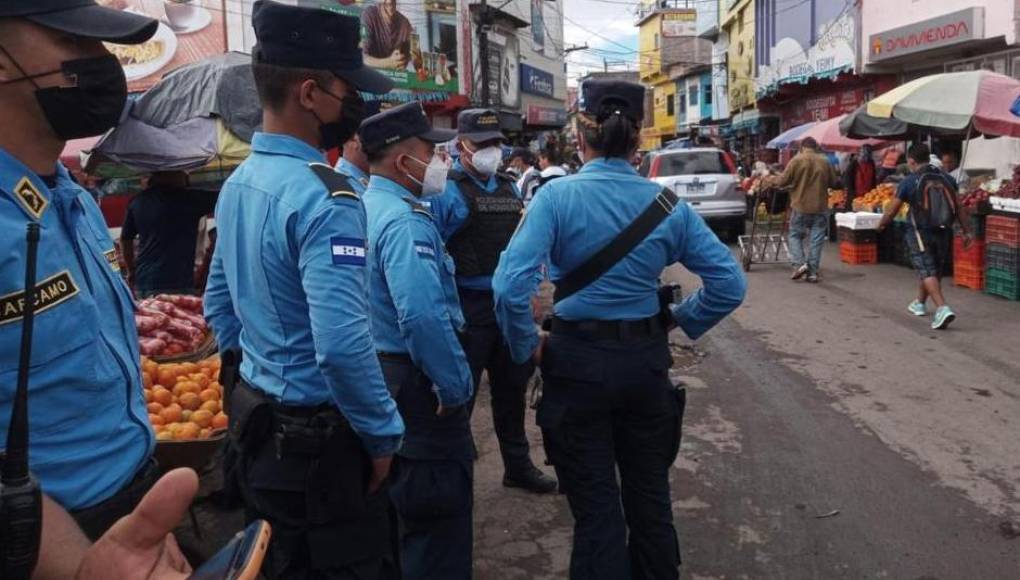 Policía despliega agentes en calles y comercios en víspera del pago de aguinaldos