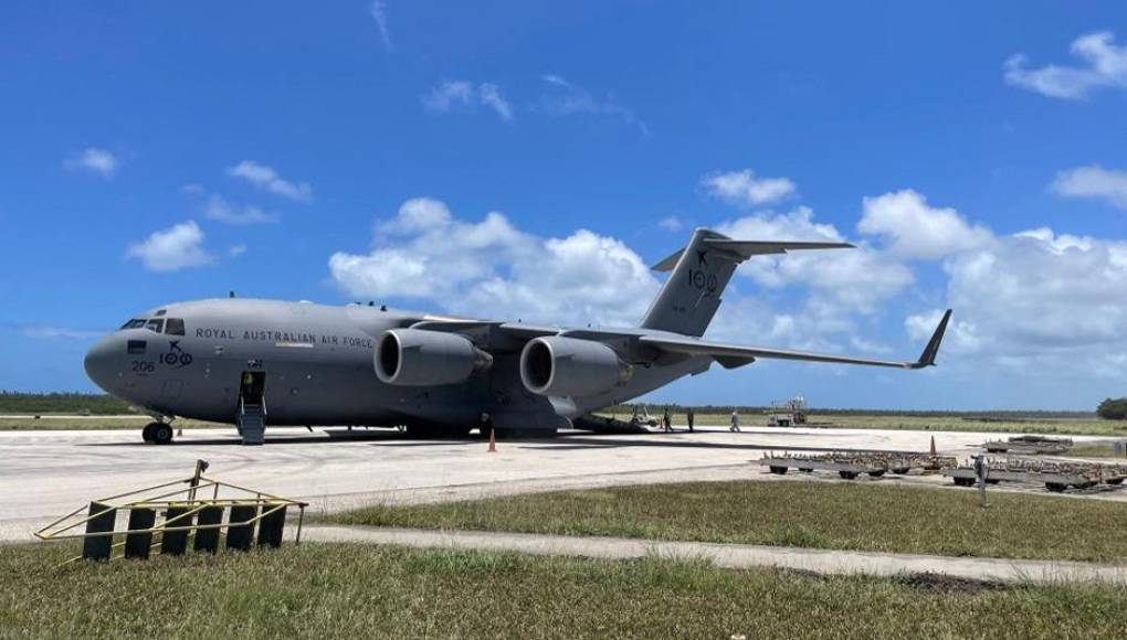 Los primeros aviones con ayuda humanitaria llegan a Tonga