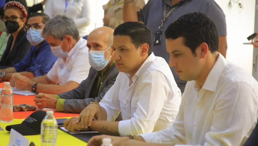 Ministros de Ambiente de Honduras y Guatemala abordan problema de la basura en Omoa