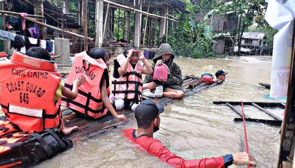 Sube a 80 la cifra de muertos por inundaciones y aludes de lodo en Filipinas