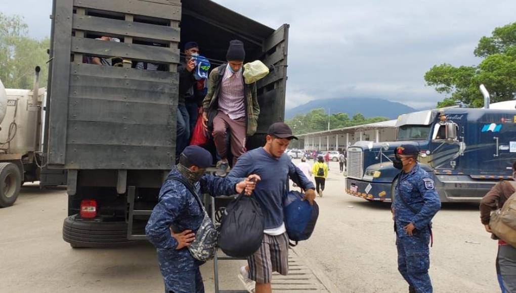 Devuelven a mayoría de migrantes de la caravana; otros se resisten y esperan entrar a Guatemala