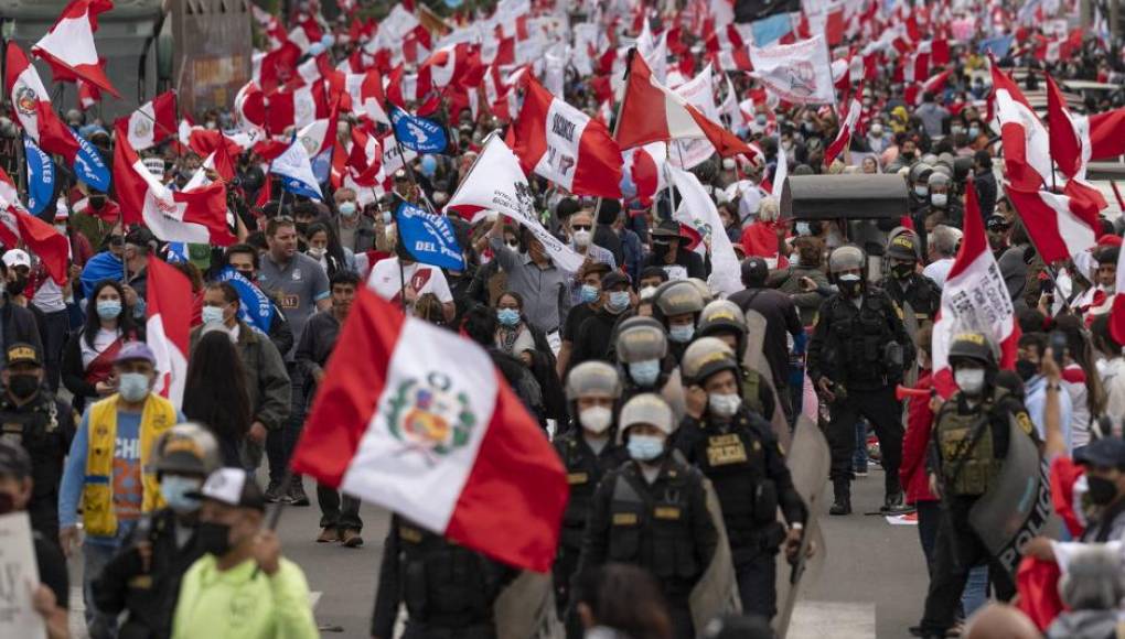 Presidente de Perú fustiga a opositores que buscan su destitución