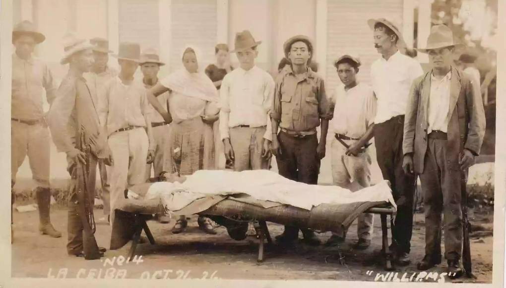 La imagen del fotografo Arnold Willliam muestra el cadáver de Manuel Durón líder de los presos rebeldes quien se suicidó tras verse sometido. 