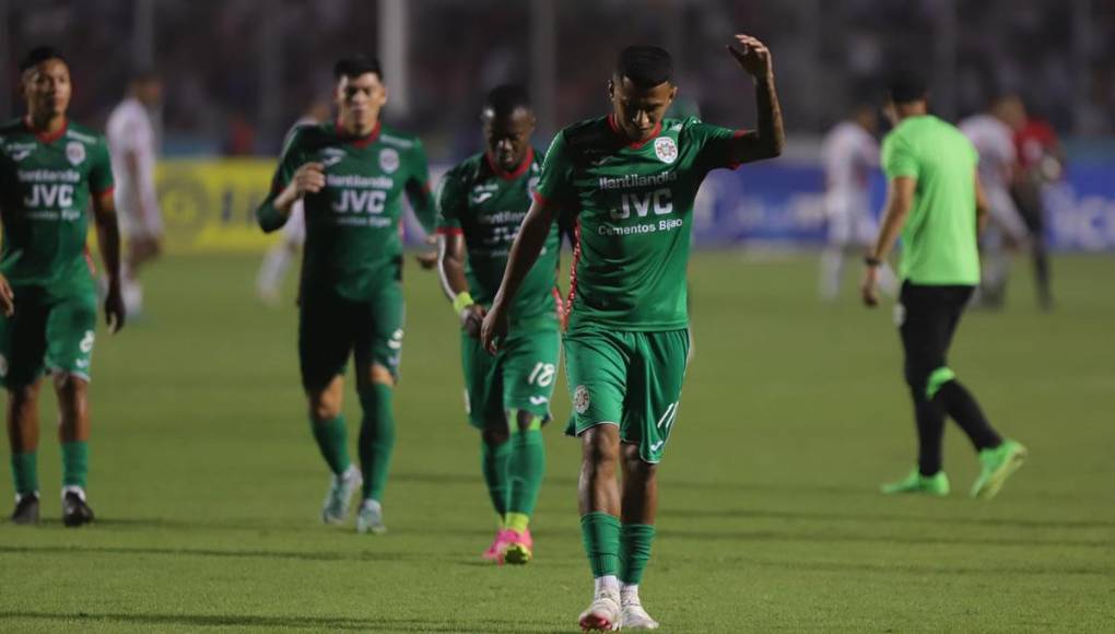 Los rostros tristes de los jugadores del Marathón por la derrota en la ida de la final contra el Olimpia.