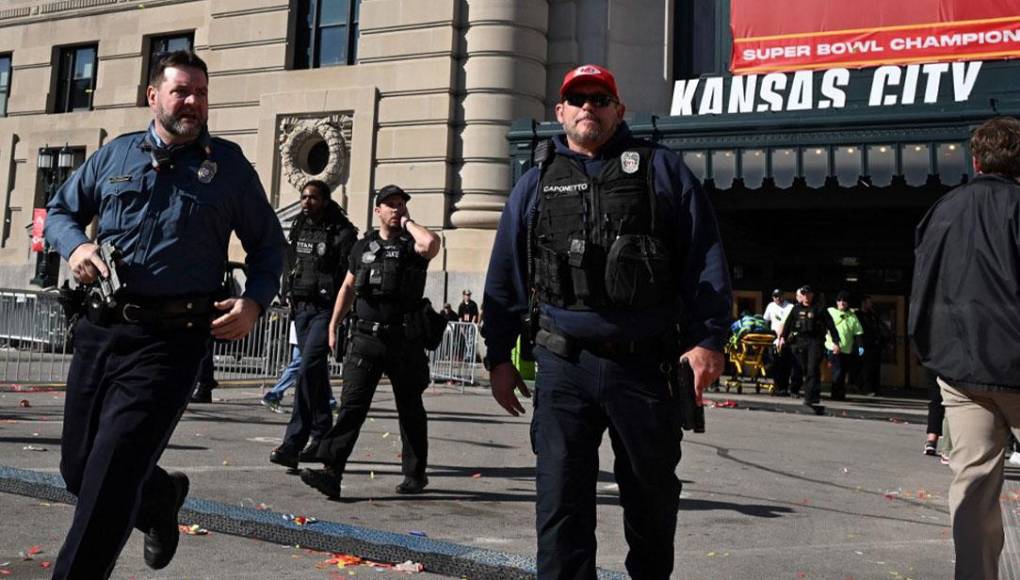La policía señaló que “dos personas armadas” fueron detenidas tras el incidente que tuvo lugar cerca de la estación de trenes Union Station, donde momentos antes los jugadores del equipo de fútbol americano de los Chiefs saludaron a los aficionados.