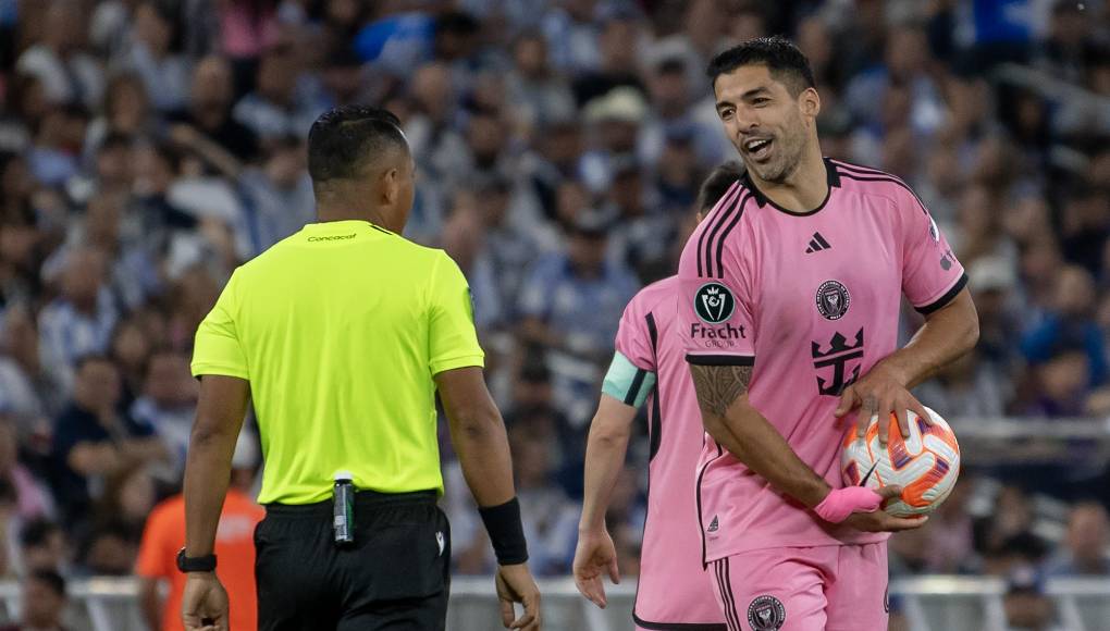 Iván Barton fue el árbitro central del partido y fue protagonista. Luis Suárez le reclamó de forma molesta en varios tramos del juego.