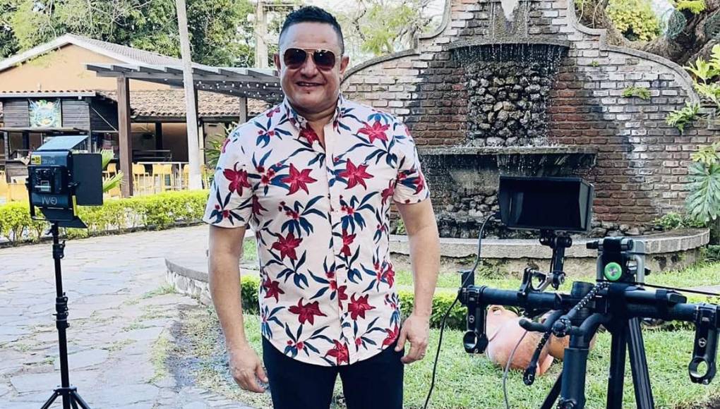 <b>JUAN CARLOS ALEMÁN</b>El exvocalista de Los Silver Star estará desde las 7:00 pm de este 14 de febrero entonando la mejor música durante la cena especial que habrá en Hotel Maya Colonial y después de las 10:00 pm llega a animar la fiesta en Asados El Brasero en la 7 avenida, entre 15 y 16 calles de barrio Medina. El sábado se traslada a San Nicolás, Santa Bárbara y el domingo a Villanueva, Cortés. Ahí cantará en la Terraza Municipal.