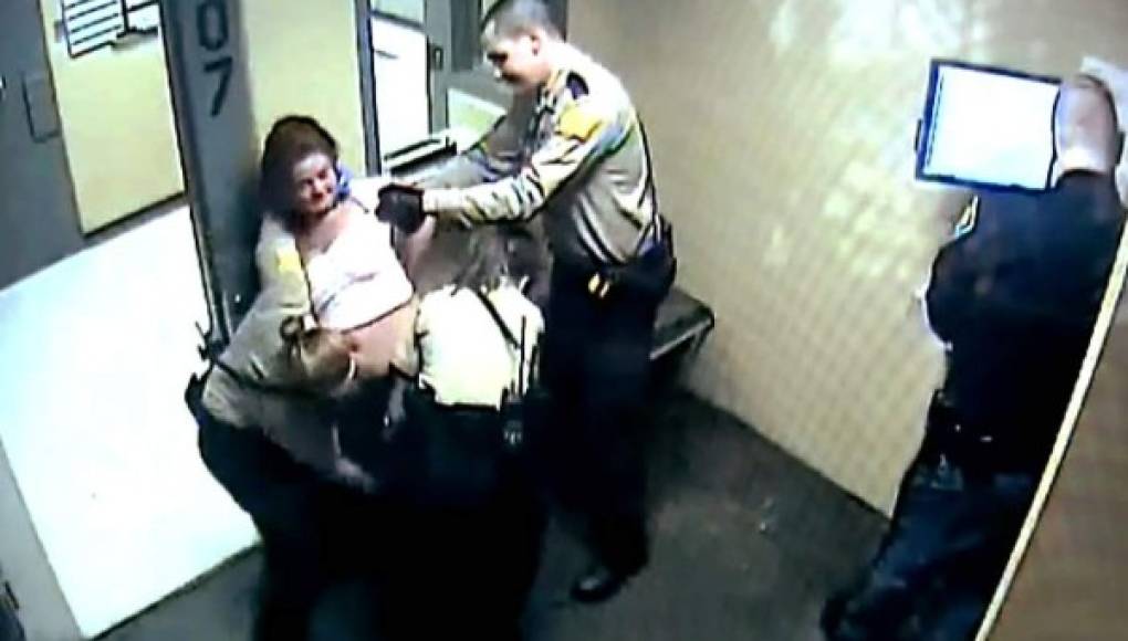 Policías desnudan a mujer y la encierran en celda con gas pimienta