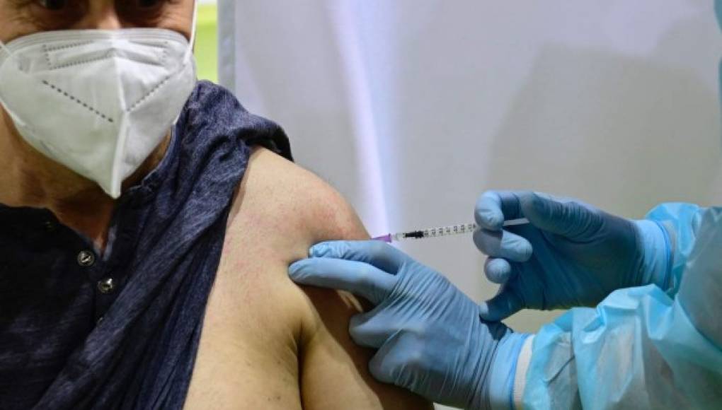OMS llama a seguir vacunación con AstraZeneca y pide no ceder al pánico