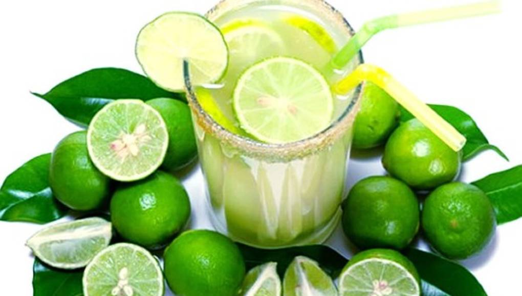Razones por las que se debe tomar agua con limón
