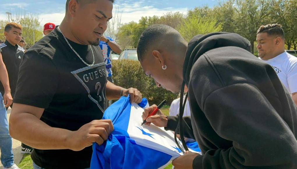 Joseph Rosales le firmó autógrafos a los hondureños que arribaron al hotel de concentración.