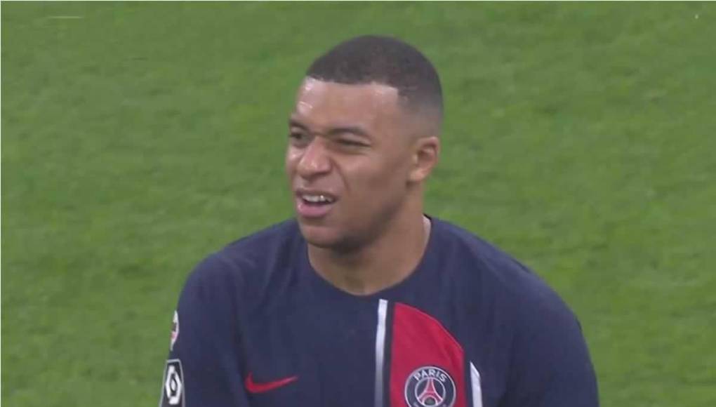 Esto ocurrió en el minuto 65 del partido en el estadio Velodrome, con el PSG con uno menos por expulsión y en ventaja de 0-1 gracias a un gol de Vitinha. Mbappé mostró su brutal enfado por el cambio.