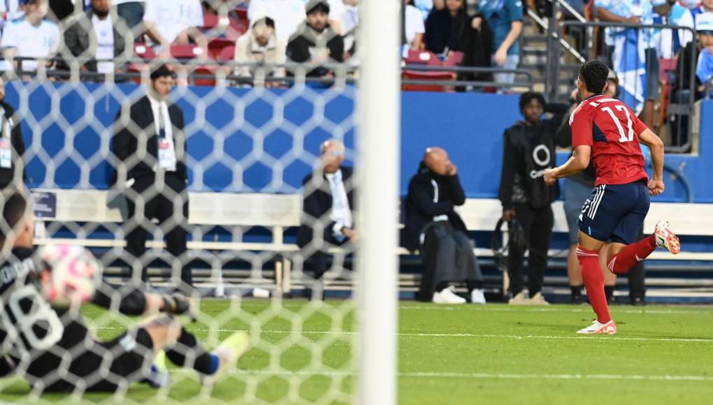 Warren Madrigal anotó un golazo en el segundo tiempo para la remontada de Costa Rica ante Honduras. Fue el 2-1.