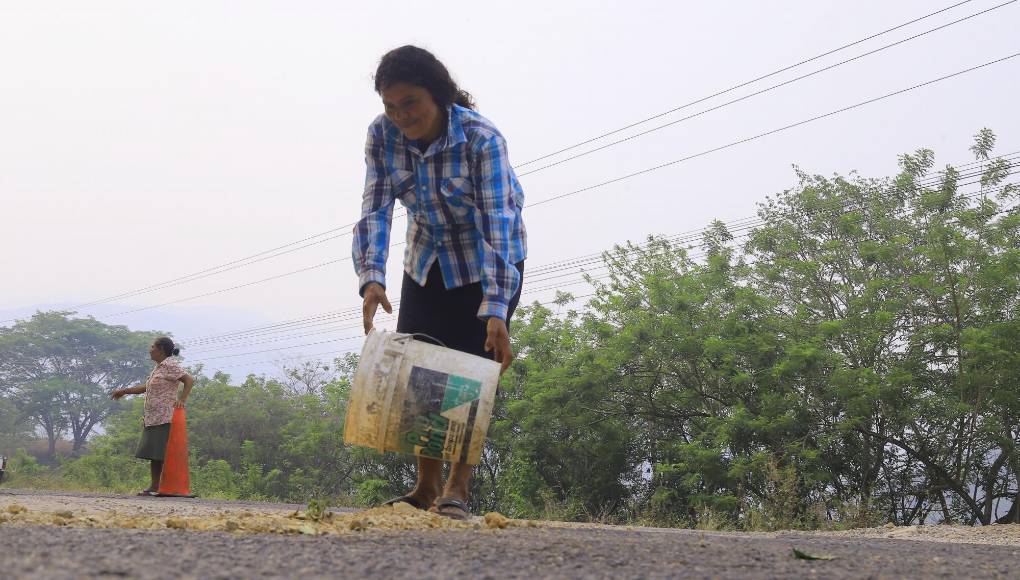 <b>Entre 200 y hasta 300 recogen estas heroínas sin capa que al tapar los hoyo con tierra se ganan un dinerito y evitan que los autos caigan perdiendo el control y causando un accidente. Son mujeres ejemplares y trabajadoras.</b>