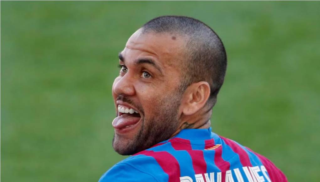 Una vez estabilizada su vida sentimental, Dani Alves también busca recuperarse económicamente y esto pasa por seguir vinculado al mundo del fútbol. La denuncia por agresión sexual y su posterior entrada en prisión le obligó a una retirada forzosa tras disputar con Brasil el Mundial de Qatar, y ahora el ex del Barcelona quiere aprovechar su exitosa carrera como futbolista para ganarse la vida con la pelota.