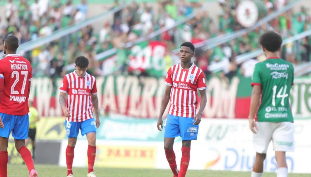 Los rostros tristes de los jugadores del Olimpia tras sufrir la segunda derrota consecutiva del Torneo Clausura 2024.