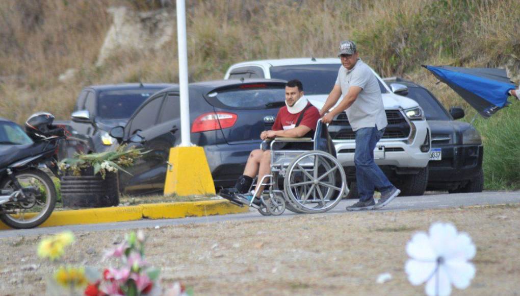 Posteriormente Rubén Matamoros se trasladó con ayuda de uno de sus amigos a uno de los cementerios de la capital para darle el último adiós a su esposa e hijo.